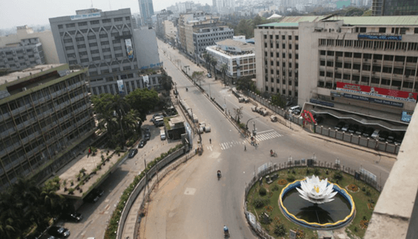 করোনা ভাইরাসের প্রভাবে ফাঁকা রাজধানী ঢাকার চিত্র তুলে ধরেছেন চিত্রকর।
